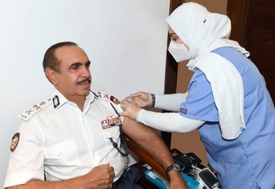 بالصورة: معالي وزير الداخلية يتطوع لتجربة لقاح كورونا
