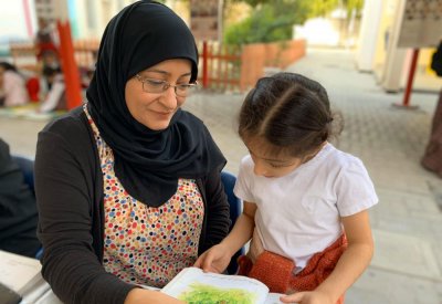المعلمة زكية: مبادرة "مقهى القراءة" عززت شغف الاطلاع لدى طالباتي