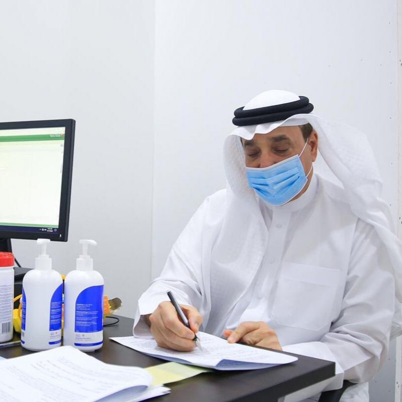 بالصور: سعادة وزير العمل يتطوع لتجربة لقاح كورونا