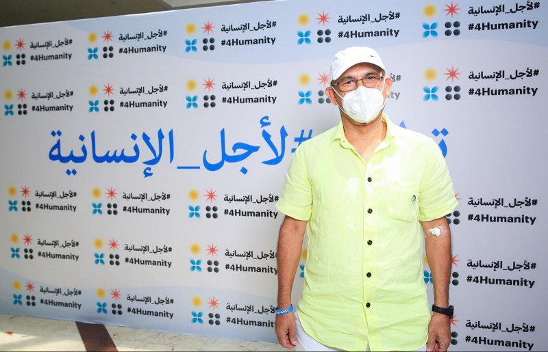 بالصور: محافظ الشمالية علي العصفور يتطوع لتجربة لقاح كورونا