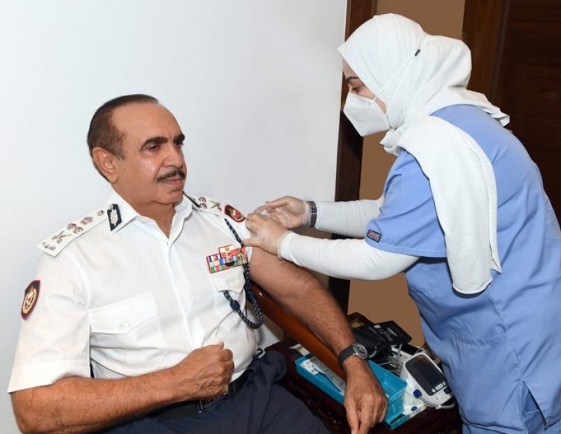 بالصورة: معالي وزير الداخلية يتطوع لتجربة لقاح كورونا