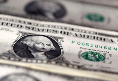 الدولار بصدد تكبد خسارة أسبوعية مع تراجع الثقة الاقتصادية