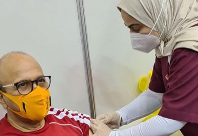 بالصورة: وزير الخارجية يتطوع لتجربة لقاح كورونا