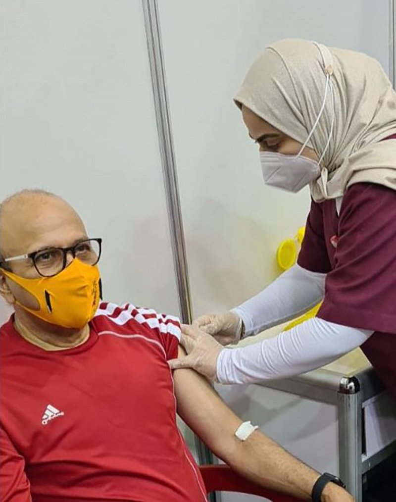 بالصورة: وزير الخارجية يتطوع لتجربة لقاح كورونا