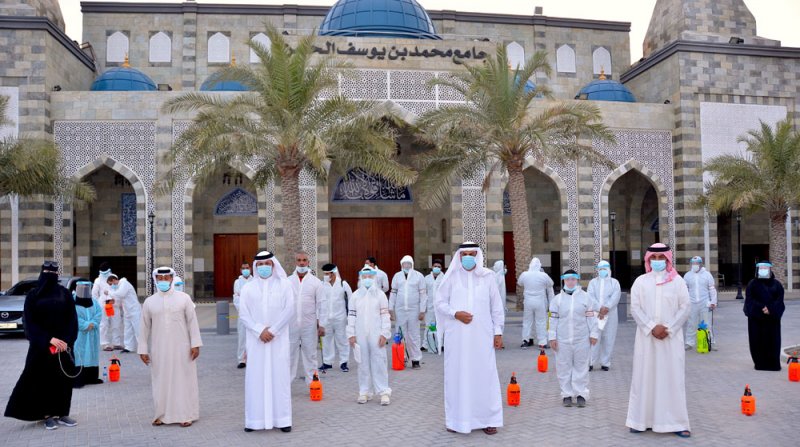 نائب محافظ المحرق يكرم الفرق التطوعية ويشيد بجهودهم في مجال التعقيم