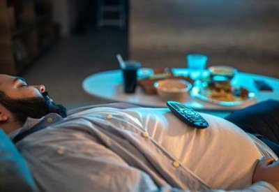 البدناء ينامون  أقل من غيرهم