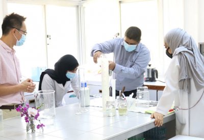 جامعيات بحرينيات يتدربن على الزراعة النسيجية