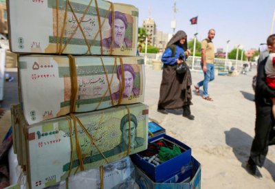 الريال الإيراني يتراجع  لأدنى مستوى له بعد  إعادة واشنطن العقوبات