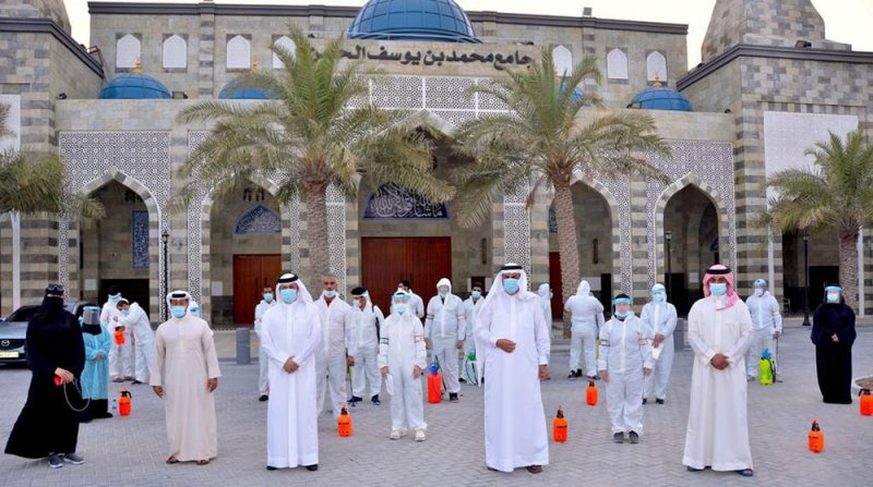 نائب محافظ محافظة المحرق يشارك في حملة تطهير بمنطقة البسيتين