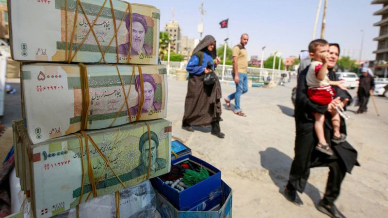 الريال الإيراني يتراجع  لأدنى مستوى له بعد  إعادة واشنطن العقوبات