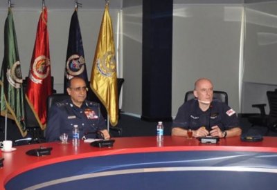 قائد خفر السواحل يبحث مع قائد العنصر البحري البريطاني الأمور ذات الاهتمام المشترك