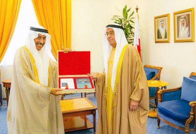 محمد بن مبارك يشيد بنتاج الشاعر علي خليفة
