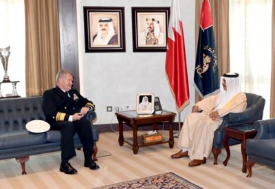 وزير الداخلية يستقبل قائد الأسطول الخامس الجديد ويشيد بالشراكة الاستراتيجية