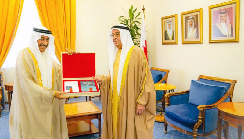 محمد بن مبارك يشيد بنتاج الشاعر علي خليفة