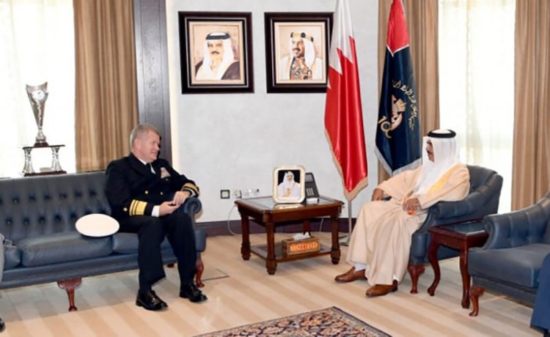 وزير الداخلية يستقبل قائد الأسطول الخامس الجديد ويشيد بالشراكة الاستراتيجية