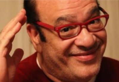 صلاح عبد الله حكيم يعالج محمد هنيدى فى فيلم "النمس والإنس"