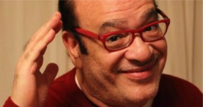 صلاح عبد الله حكيم يعالج محمد هنيدى فى فيلم "النمس والإنس"