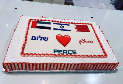 بالصور: بحرينيون يقطعون كعكة السلام مع اسرائيل 
