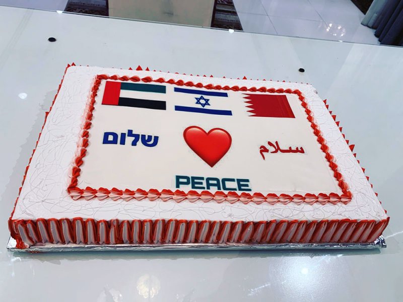 بالصور: بحرينيون يقطعون كعكة السلام مع اسرائيل 