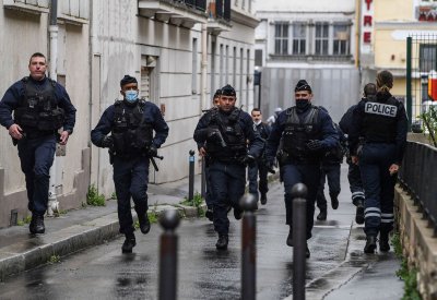 عملية طعن في باريس توقع 4 جرحى.. وتوقيف مشتبهين بهما