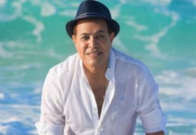 حكيم يستعد لتسجيل 6 دويتهات جديدة مع مطربات أجنبيات