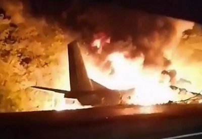 بالفيديو: طائرة عسكرية تسقط وتحترق وتقتل 25 في أوكرانيا