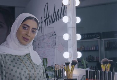 فيديو "البلاد": خبيرة التجميل أزهار حبيل تواجه كورونا بالعلاج بالرسم