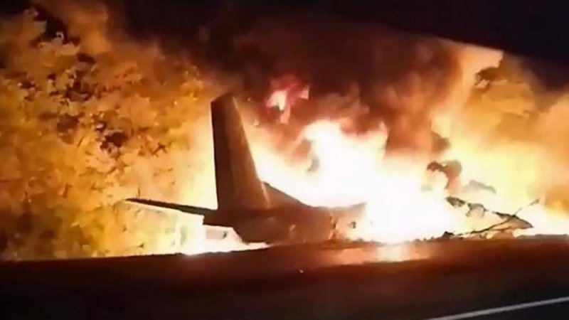 بالفيديو: طائرة عسكرية تسقط وتحترق وتقتل 25 في أوكرانيا