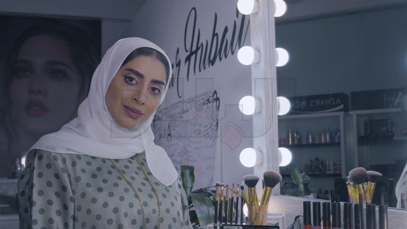 فيديو "البلاد": خبيرة التجميل أزهار حبيل تواجه كورونا بالعلاج بالرسم