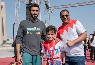 ناصر بن حمد: الطفل حسين الراشد "بطل حقيقي" ومثال يحتذى به لذوي العزيمة