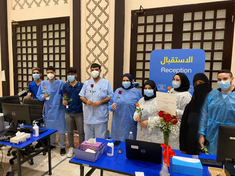 ابتدائية الدير للبنين تُهدي الورد لأعضاء الفريق الوطني الطبي