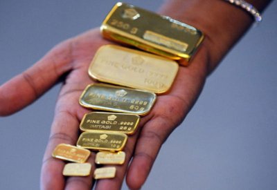 الذهب يرتفع مع ضعف الدولار والانظار على مناظرة بين ترامب وبايدن