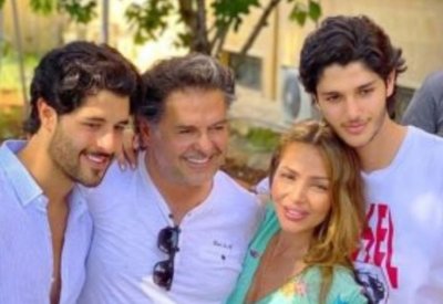 راغب علامة ينشر صورة مع أسرته