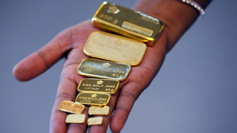 الذهب يرتفع مع ضعف الدولار والانظار على مناظرة بين ترامب وبايدن