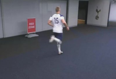 لاعب توتنهام يترك مباراة تشيلسي ويذهب إلى دورة المياه