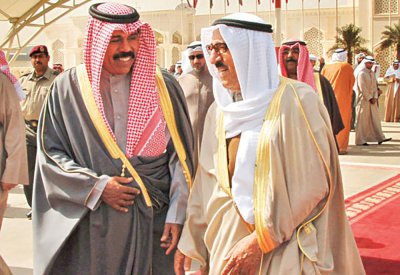 بالفيديو: لقطة مؤثرة وقبلة الوداع من أمير الكويت للمرحوم الشيخ صباح