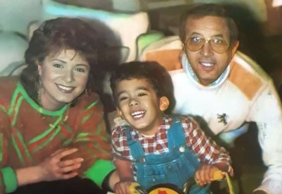 صورة نادرة للراحل هيثم أحمد زكى مع والدته وجده المخرج أحمد فؤاد
