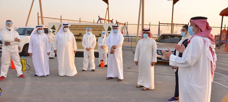 نائب محافظ محافظة المحرق يحضر حملة تطهير كورنيش البسيتين