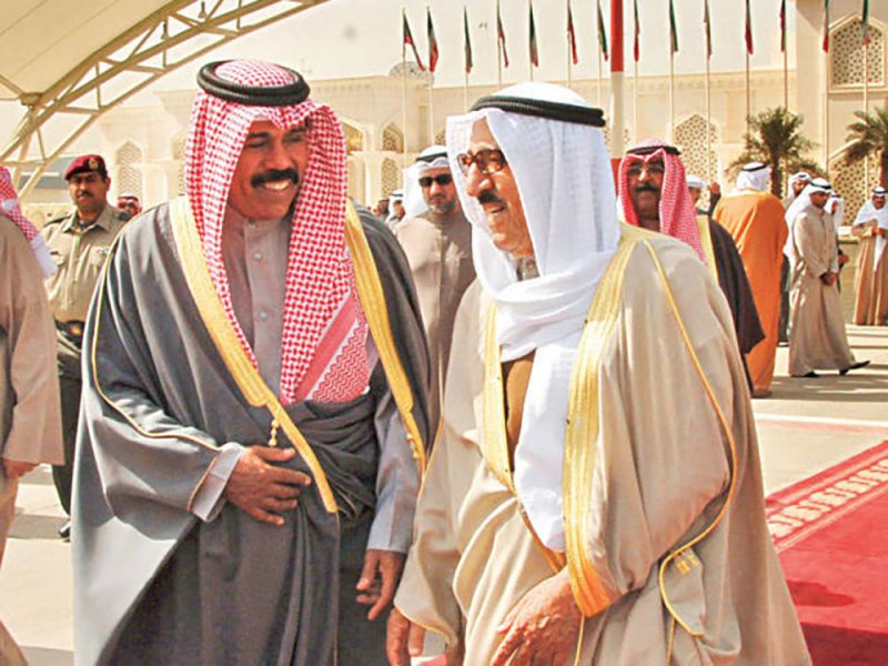 بالفيديو: لقطة مؤثرة وقبلة الوداع من أمير الكويت للمرحوم الشيخ صباح