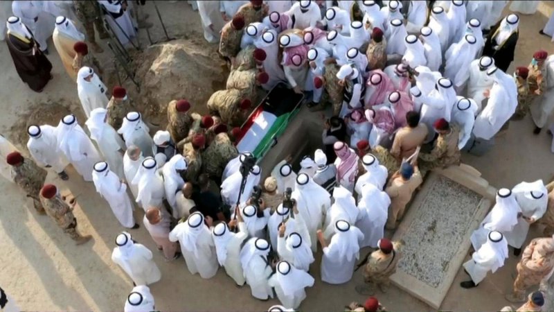 جثمان أمير الكويت الراحل يصل مثواه الأخير