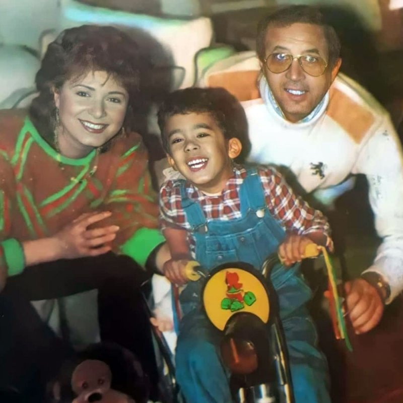 صورة نادرة للراحل هيثم أحمد زكى مع والدته وجده المخرج أحمد فؤاد