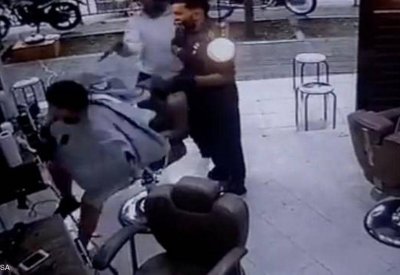 الكاميرات توثق جريمة قتل مروعة في صالون حلاقة