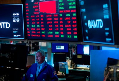 مؤشر Nasdaq يفتح عند ذروة قياسية قبيل بيانات للمصانع الأميركية