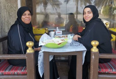 بالصور: بعد توقف 6 شهور البحرينيون يتدفقون على المطاعم.. وصاحب مطعم: الناس ما صدقت تطلع!