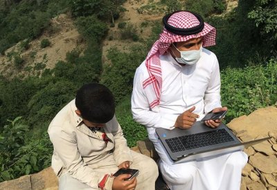 معلم سعودي يقهر الجبال للوصول لمنازل طلابه وتدريبهم