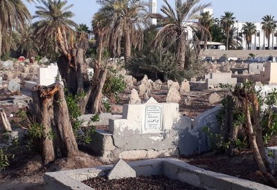 بالصور: أضرار كبيرة "للكونوكاربس" بمقبرة المنامة.. والأوقاف تستجيب