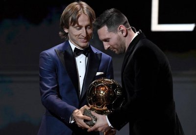 مودريتش يعلق "بعقلانية" على رحيل ميسي: انظروا إلينا
