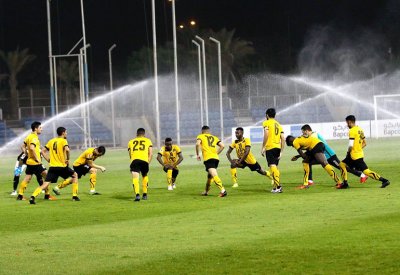 بالصور.. مباراة المنامة والأهلي تتوقف 30 دقيقة والمنامة يفوز