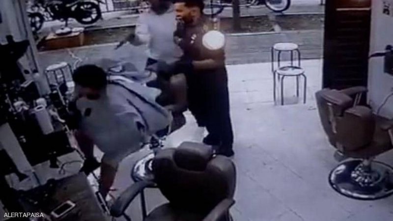  الكاميرات توثق جريمة قتل مروعة في صالون حلاقة