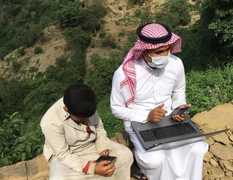 معلم سعودي يقهر الجبال للوصول لمنازل طلابه وتدريبهم